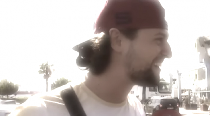 Alldaynews.gr Νεαρός που μόλις επέστρεψε από νησί: «Πίναμε σαν σαύρες ιδρωμένοι, ο κορωνοϊός ήταν το λιγότερο» (video)