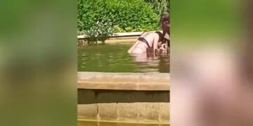 Βίντεο – σοκ: Περαστικοί έσωσαν γυναίκα από τον άνδρα της ενώ την έπνιγε σε συντριβάνι (video)