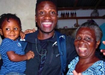 «Με φωνάζει μπαμπά» – 27χρονος μαζεύει χρήματα για να υιοθετήσει το αγόρι που βρήκε στα σκουπίδια