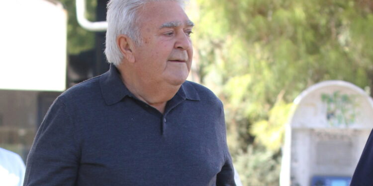 Alldaynews.gr Άλλος άνθρωπος o Πασχάλης Τερζής – Στο σπίτι του στη Θεσσαλονίκη