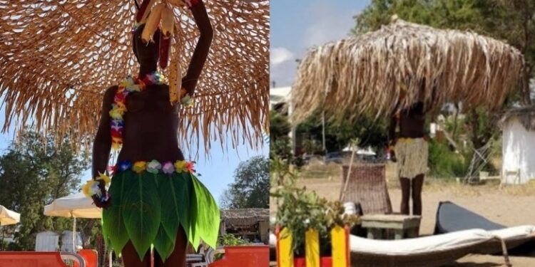 Κρήτη: Σάλος με φωτογραφία από beach bar – Μαύρες κούκλες κρατάνε ομπρέλες