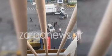 Alldaynews.gr Πειραιάς: Αργοπορημένος επιβάτης γαντζώνεται από τον καταπέλτη για να μπει στο πλοίο