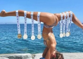 Άναψε φωτιές Ιταλίδα κολυμβήτρια – Έκανε… σπαγγάτο με τα μετάλλιά της για να πανηγυρίσει