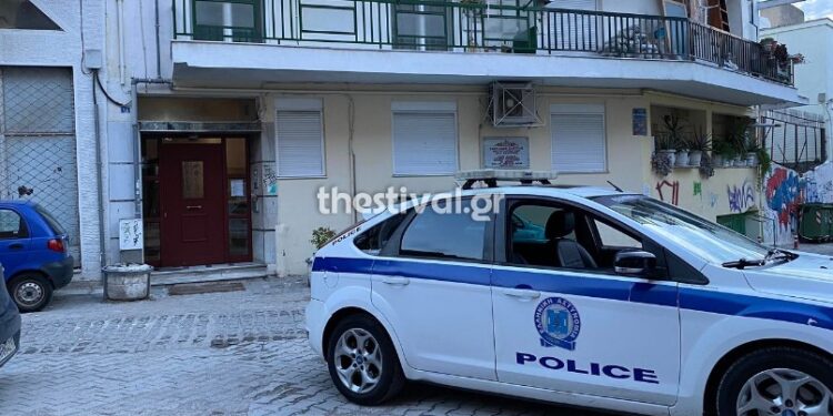 Alldaynews.gr Θρίλερ στη Θεσσαλονίκη: Άνδρας βρέθηκε μαχαιρωμένος στο δωμάτιο του – Φόνος ή αυτοκτονία;