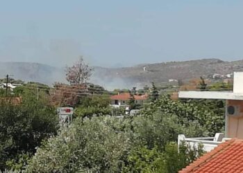 Φωτιά τώρα στο Κορωπί κοντά σε σπίτια: Κινητοποιήθηκαν εναέριες δυνάμεις