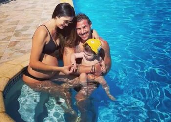 Άκης Πετρετζίκης: Πλέει σε πελάγη ευτυχίας και ποζάρει μαζί με τη σύζυγό του και τον γιο τους
