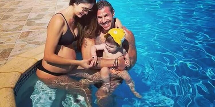 Άκης Πετρετζίκης: Πλέει σε πελάγη ευτυχίας και ποζάρει μαζί με τη σύζυγό του και τον γιο τους