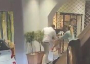 Σαντορίνη: Απίστευτο ξύλο μετά από τροχαίο – Τον στρίμωξε σε γωνία και του έριχνε μπουνιές[VIDEO]