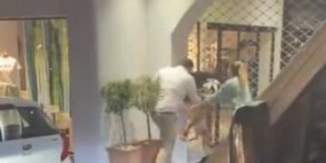 Σαντορίνη: Απίστευτο ξύλο μετά από τροχαίο – Τον στρίμωξε σε γωνία και του έριχνε μπουνιές[VIDEO]