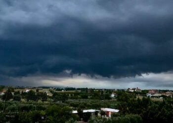 Καιρός: Κεραυνοί και μπόρες σήμερα – Ποιες περιοχές θα επηρεαστούν από την κακοκαιρία