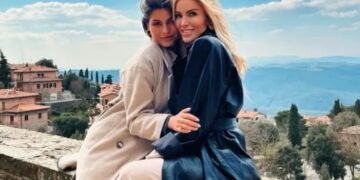 Κατερίνα Καινούργιου και Δανάη Παππά ανέβασαν… την Θερμοκρασία με το τσιφτετέλι τους στην Πάρο[video]