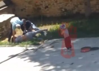 Άντρας μαχαίρωσε την πρώην σύζυγό του μπροστά στο παιδί τους-Σκληρές Εικόνες