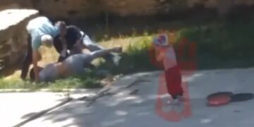 Alldaynews.gr Άντρας μαχαίρωσε την πρώην σύζυγό του μπροστά στο παιδί τους-Σκληρές Εικόνες