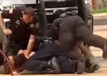 ΗΠΑ: Σάλος με βίντεο που δείχνει 3 αστυνομικούς στο Άρκανσο να δέρνουν αλύπητα άνδρα πεσμένο στο έδαφος