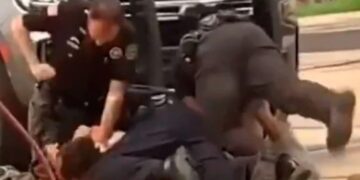 ΗΠΑ: Σάλος με βίντεο που δείχνει 3 αστυνομικούς στο Άρκανσο να δέρνουν αλύπητα άνδρα πεσμένο στο έδαφος