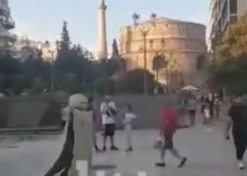 Θεσσαλονίκη: Άντρας περιφερόταν με κράνος και μανδύα στο κέντρο της πόλης[video]