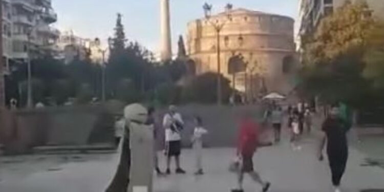 Θεσσαλονίκη: Άντρας περιφερόταν με κράνος και μανδύα στο κέντρο της πόλης[video]