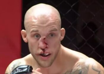 MMA: Του διέλυσε τη μύτη με μία γονατιά[video]