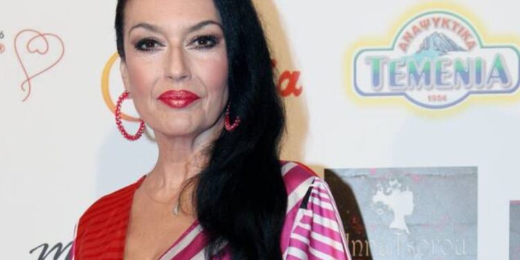 Ελένη Φιλίνη: «Μια φορά σήκωσα ένα μπουκάλι και το έφερα στο κεφάλι ενός «κυρίου»»