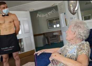 Απίθανη γιαγιά: Γιόρτασε τα 106α γενέθλιά της προσλαμβάνοντας γυμνό μπάτλερ[video]