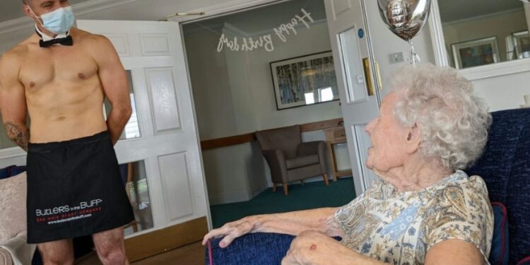 Απίθανη γιαγιά: Γιόρτασε τα 106α γενέθλιά της προσλαμβάνοντας γυμνό μπάτλερ[video]