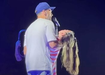 Συγκίνησε ο Κωνσταντίνος Αργυρός – Πήρε αγκαλιά κοριτσάκι με μυική ατροφία και τραγούδησε το «Παιδί γενναίο»