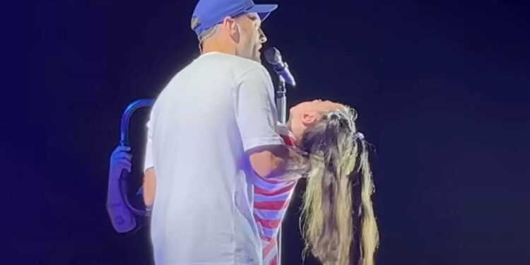 Συγκίνησε ο Κωνσταντίνος Αργυρός – Πήρε αγκαλιά κοριτσάκι με μυική ατροφία και τραγούδησε το «Παιδί γενναίο»