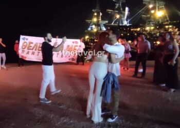 Θεσσαλονίκη: Πρόταση γάμου με πανό και πυρσούς στην παραλία (video)