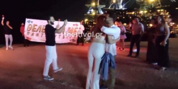 Alldaynews.gr Θεσσαλονίκη: Πρόταση γάμου με πανό και πυρσούς στην παραλία (video)