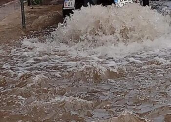 Κακοκαιρία στο Βόλο: Απεγκλώβισαν μωρό από αυτοκίνητο[video]