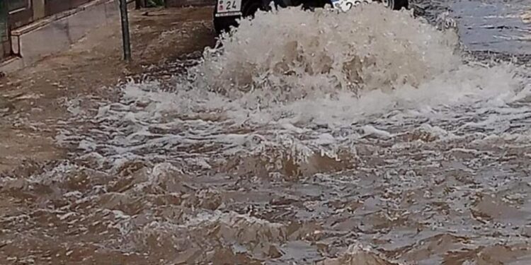 Κακοκαιρία στο Βόλο: Απεγκλώβισαν μωρό από αυτοκίνητο[video]