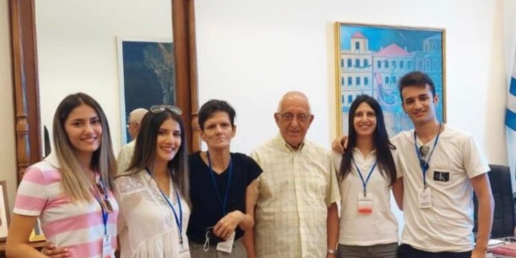 Alldaynews.gr Νικήτας Κακλαμάνης: Επανένωση με οικογένεια που βοήθησε ως δήμαρχος μετά από 15 χρόνια