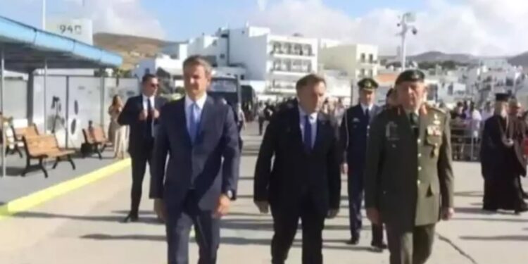 Στην Τήνο για τον Δεκαπενταύγουστο ο Κυριάκος Μητσοτάκης – Στο καταδρομικό Έλλη ο πρωθυπουργός