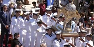 Στην Παναγιά της Τήνου ο Μητσοτάκης – Δείτε live τη λιτάνευση της ιερής εικόνας