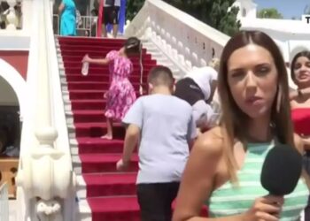 Τήνος: Νεαρή έκανε το σήμα των Γκρίζων Λύκων μπροστά στην κάμερα