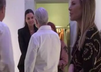 Η Αθηνά Κοντοπάνου υποδέχτηκε τον Tommy Hilfiger στο μαγαζί του αδικοχαμένου Τζώρτζη Μονογυιού