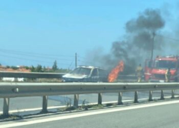 Χαλκιδική: ΙΧ πήρε φωτιά στη μέση του δρόμου-Τεράστιο μποτιλιάρισμα[video]