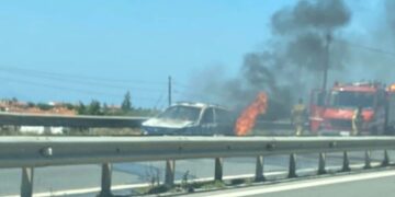 Χαλκιδική: ΙΧ πήρε φωτιά στη μέση του δρόμου-Τεράστιο μποτιλιάρισμα[video]