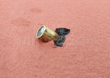 Φώτο-ντοκουμέντο: Αδέσποτη σφαίρα δίπλα από παιδιά σε σχολείο στο Ζεφύρι