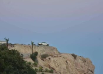 Θρίλερ στην Ιεράπετρα: Άνδρας απειλεί να πέσει με το αυτοκίνητό του στον γκρεμό[Φωτογραφίες]