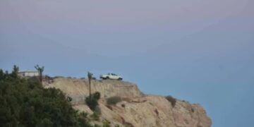 Θρίλερ στην Ιεράπετρα: Άνδρας απειλεί να πέσει με το αυτοκίνητό του στον γκρεμό[Φωτογραφίες]