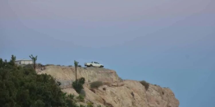 Θρίλερ στην Ιεράπετρα: Άνδρας απειλεί να πέσει με το αυτοκίνητό του στον γκρεμό[Φωτογραφίες]