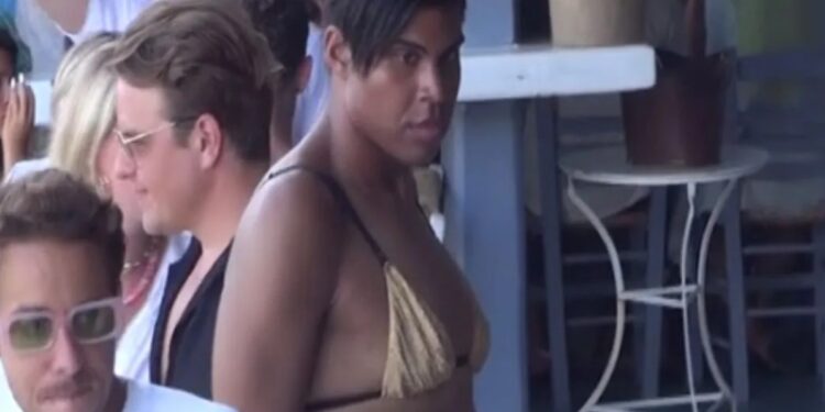 Μάτζικ Τζόνσον: Με… τακούνια και μπικίνι στη Μύκονο ο γιος του[video][photos]