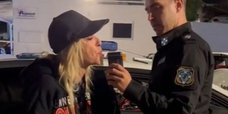 Χαμός με την Άννα Βίσση-Την σταμάτησαν για Αλκοτέστ[video]