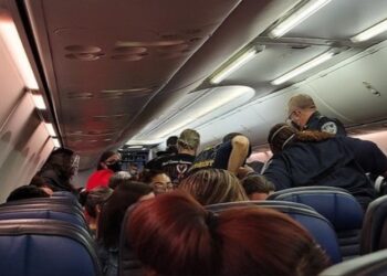 Τραγικό συμβάν: Μητέρα πέθανε σε πτήση – Παρέμεινε νεκρή για 8 ώρες δίπλα στα παιδιά της