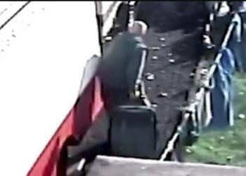 Σοκαριστικό: Συζυγοκτόνος μεταφέρει το πτώμα της γυναίκας του σε βαλίτσα[video]