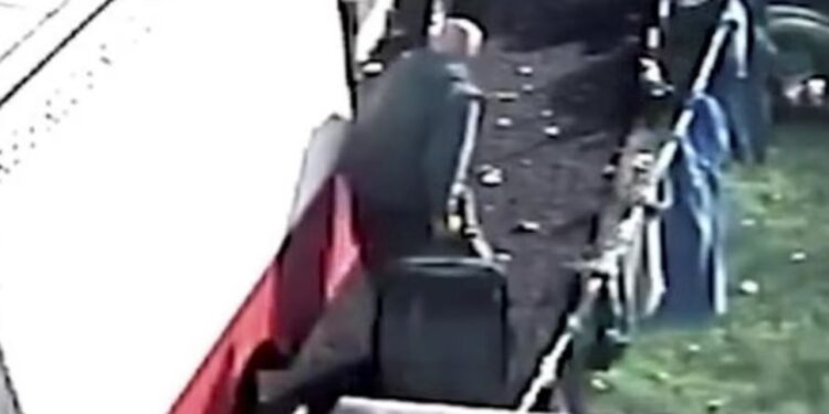 Σοκαριστικό: Συζυγοκτόνος μεταφέρει το πτώμα της γυναίκας του σε βαλίτσα[video]