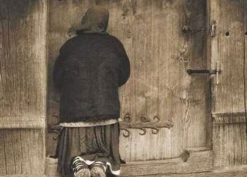 Στις δώδεκα τα μεσάνυχτα χτύπησαν την πόρτα. Ήταν μια γριούλα και ζητούσε…