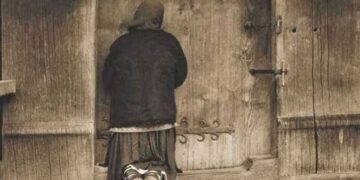 Alldaynews.gr Στις δώδεκα τα μεσάνυχτα χτύπησαν την πόρτα. Ήταν μια γριούλα και ζητούσε…