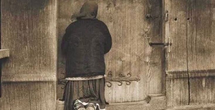 Alldaynews.gr Στις δώδεκα τα μεσάνυχτα χτύπησαν την πόρτα. Ήταν μια γριούλα και ζητούσε…